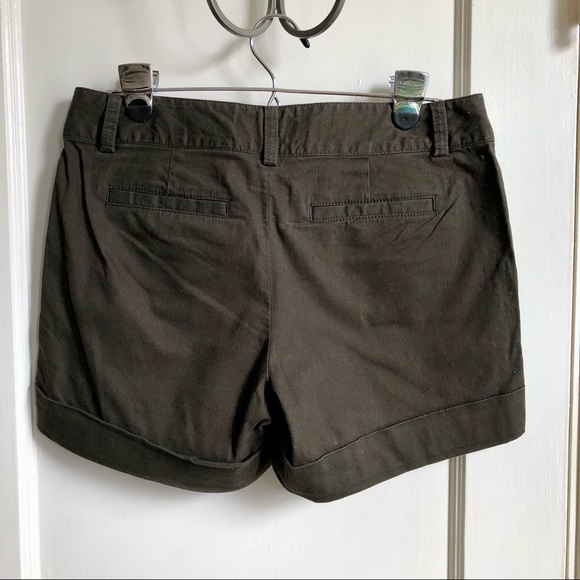 Banana Republic Olive Green Cuffed 4" Shorts - Picture 3 of 9